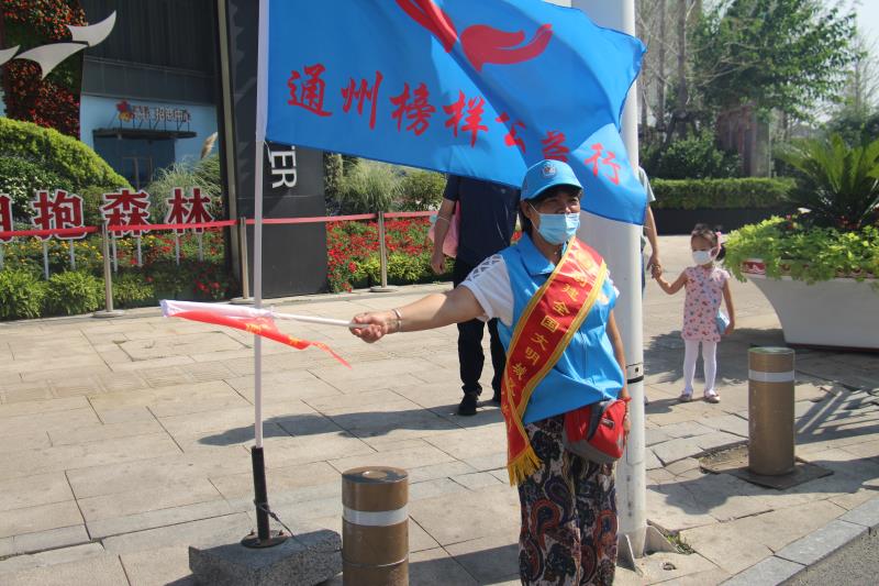 <strong>露胸露逼被操网站</strong>